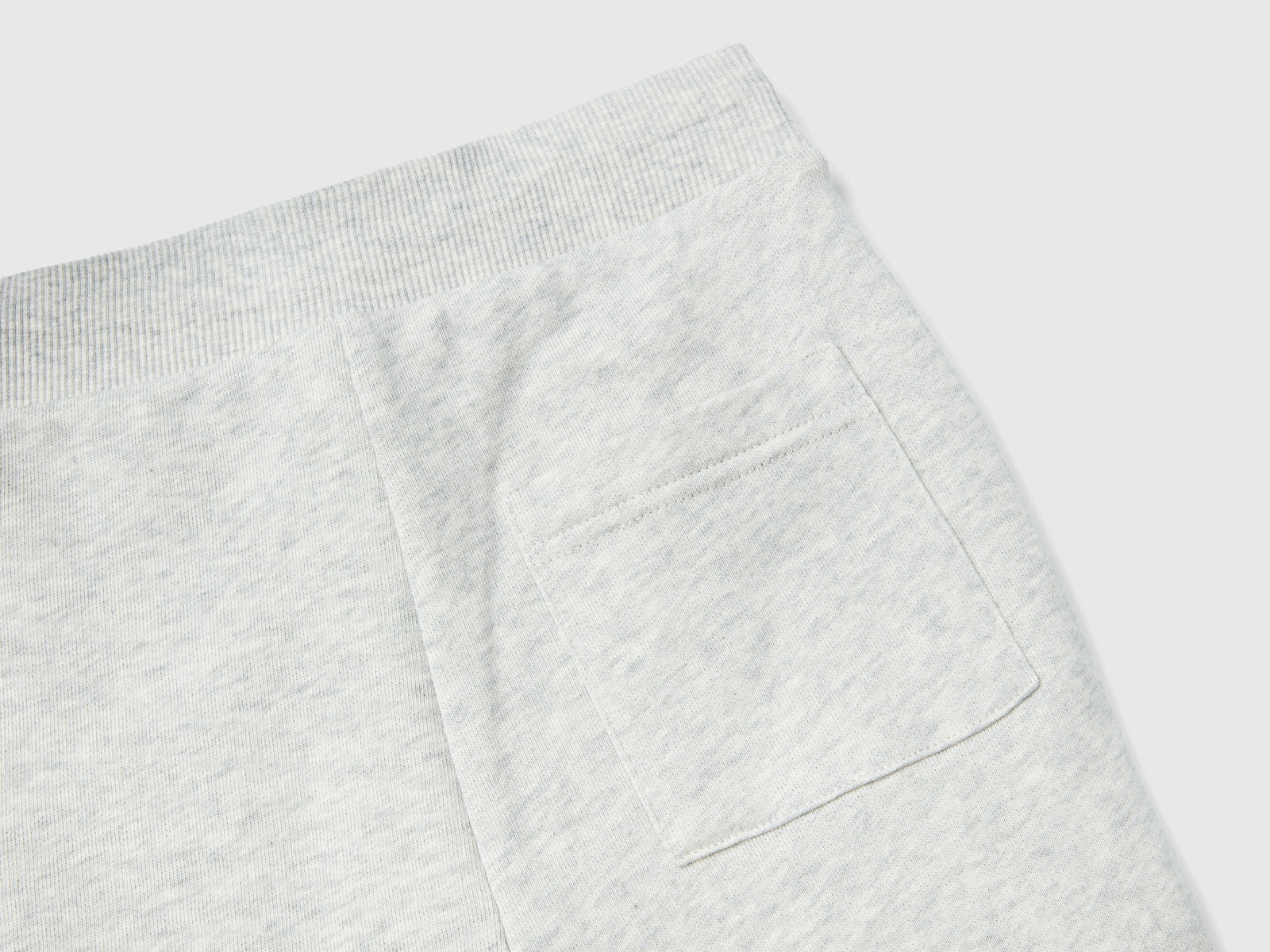 Pantaloni cargo in felpa da bambino grigio chiaro 2 | Benetton Outlet
