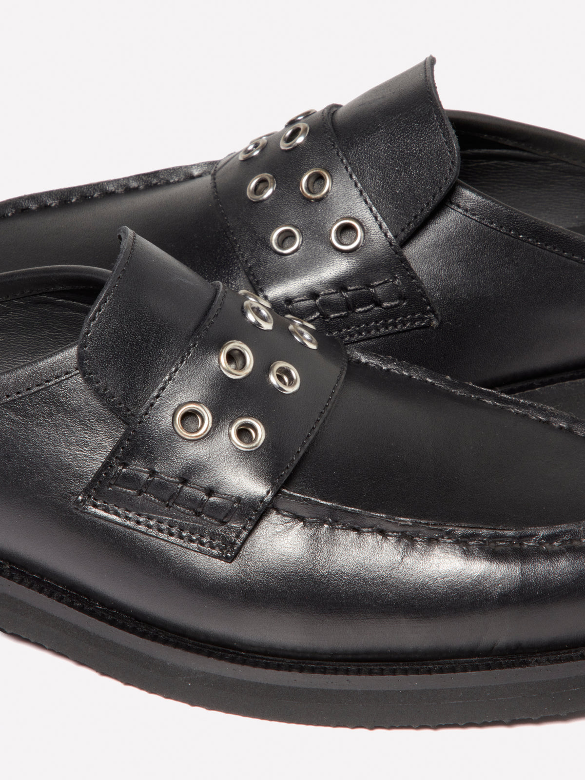 Sabot in pelle con occhielli