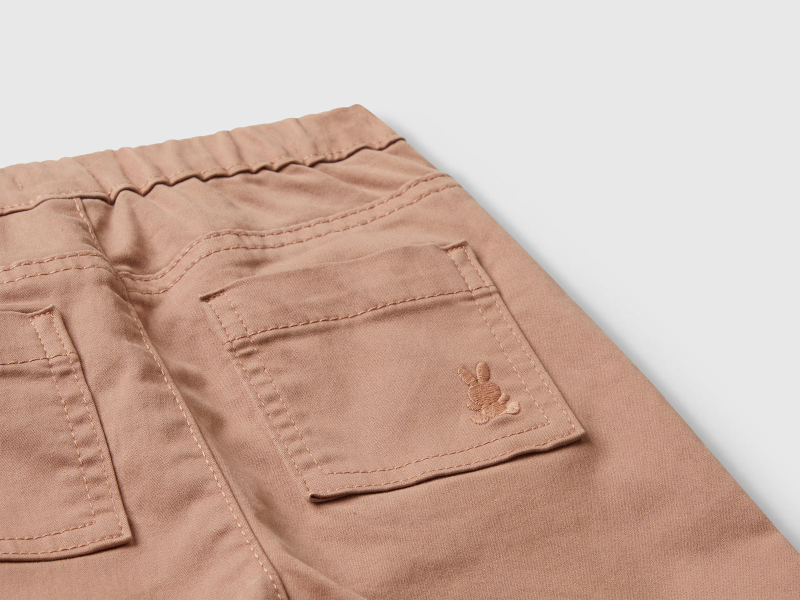 Pantaloni in misto cotone stretch da neonato cammello 3 | Benetton Outlet