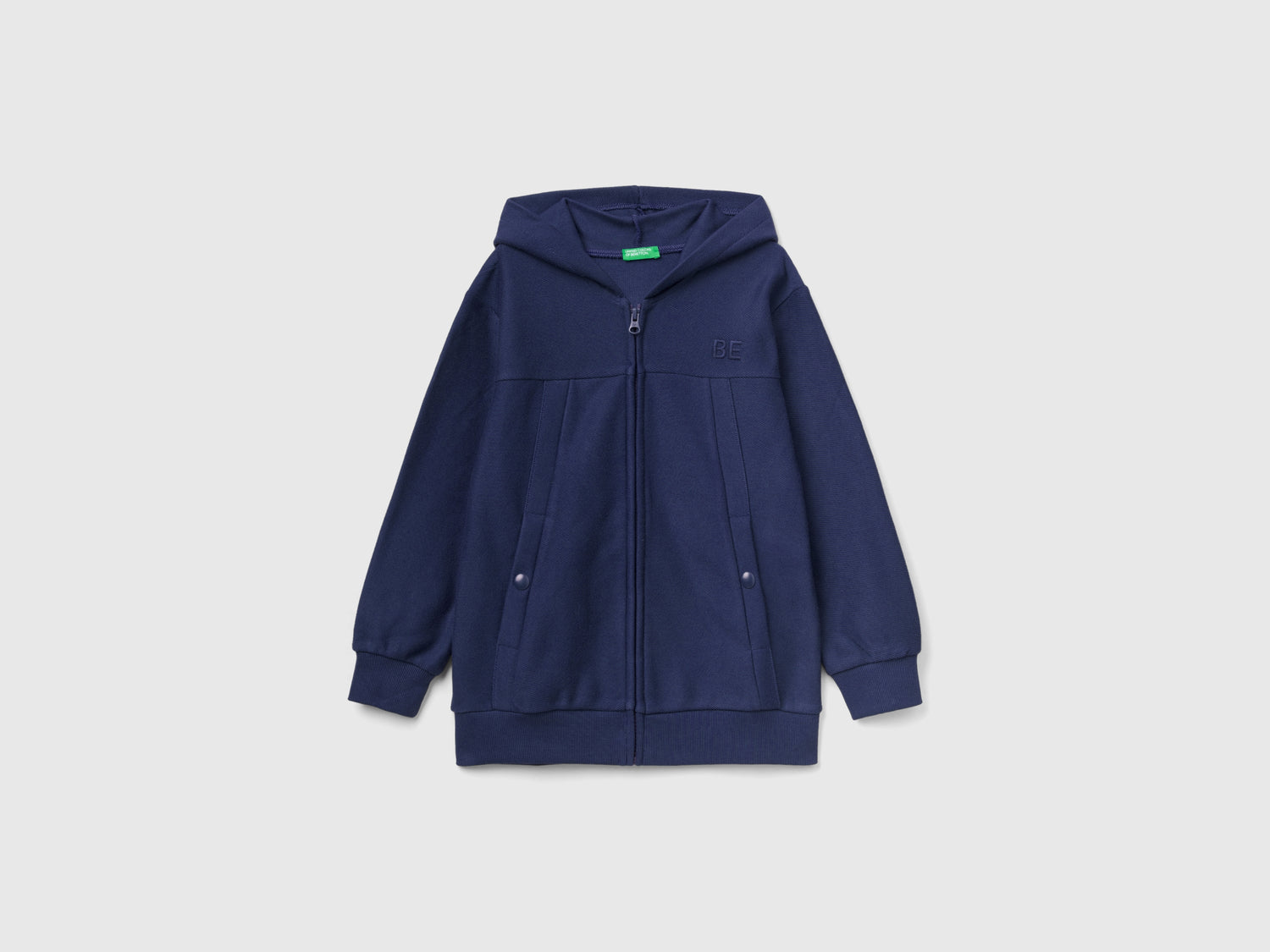 Felpa con zip e ricamo "BE" da bambino blu scuro | Benetton Outlet