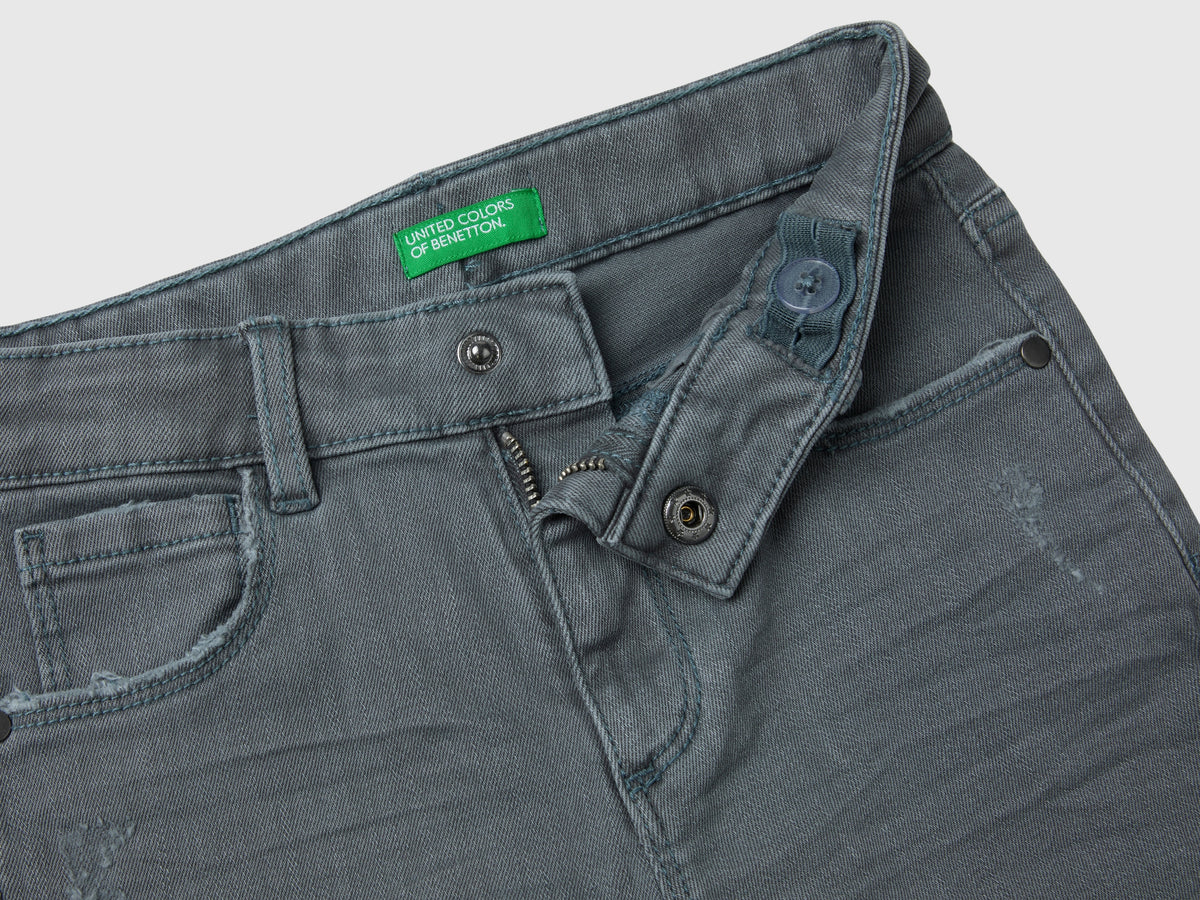 Jeans con piccole rotture