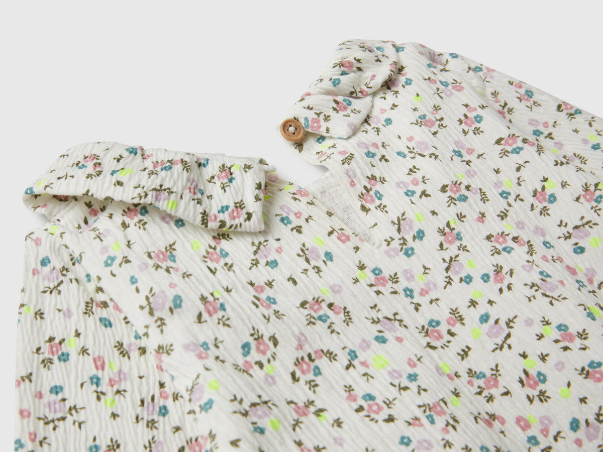 T-shirt a fiori con colletto