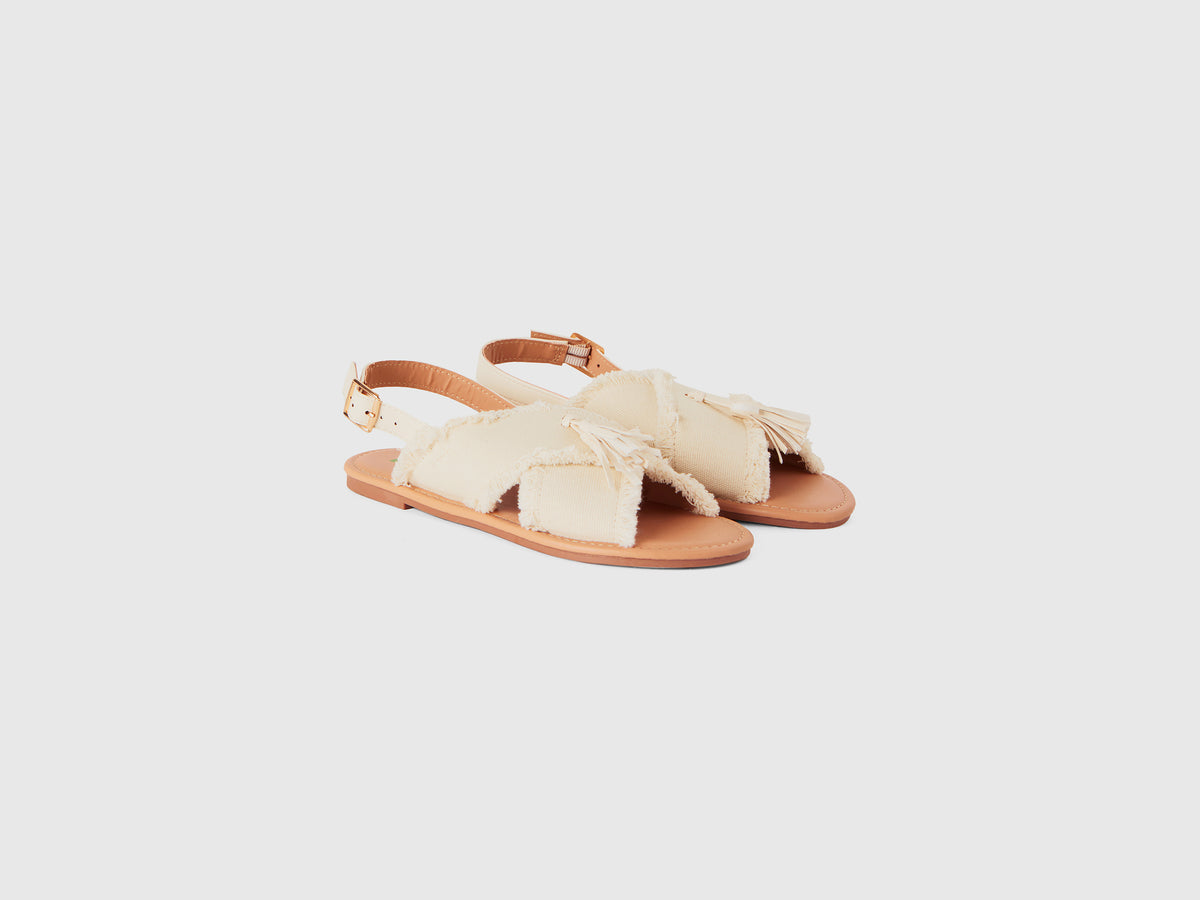 Sandali bassi con nappine