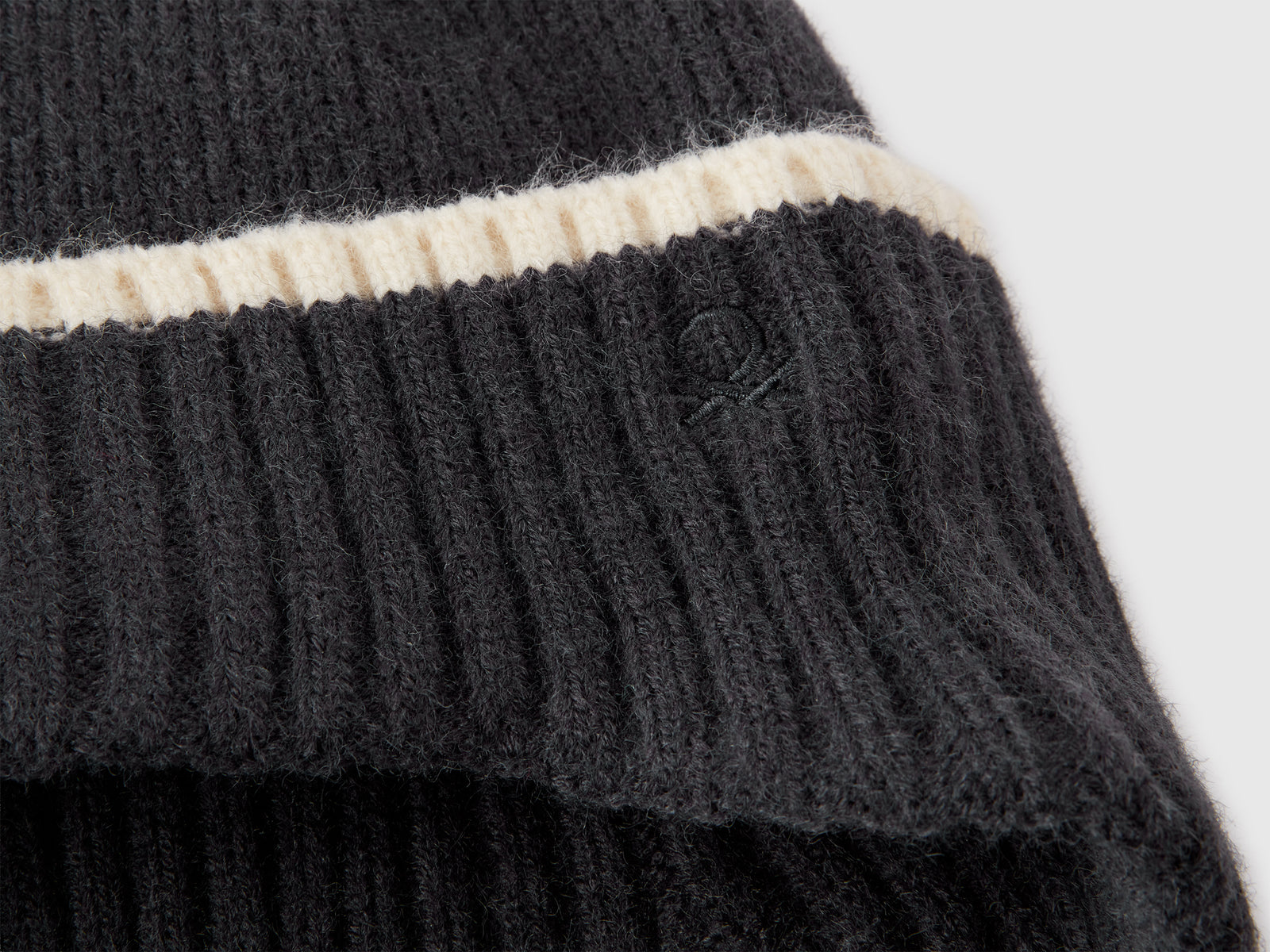 Cappello con paraorecchie e pom pom da bimbo avio 3 | Benetton Outlet