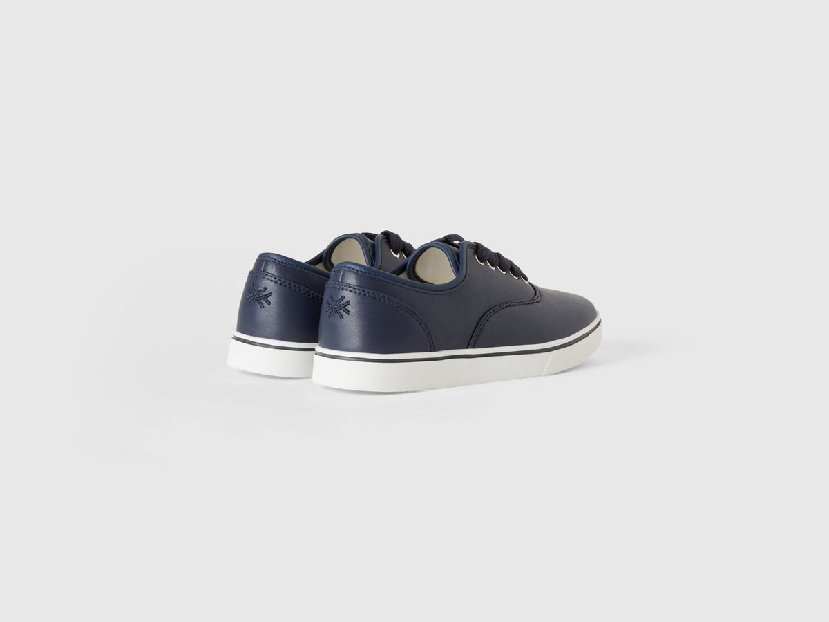 Sneakers con lacci e logo