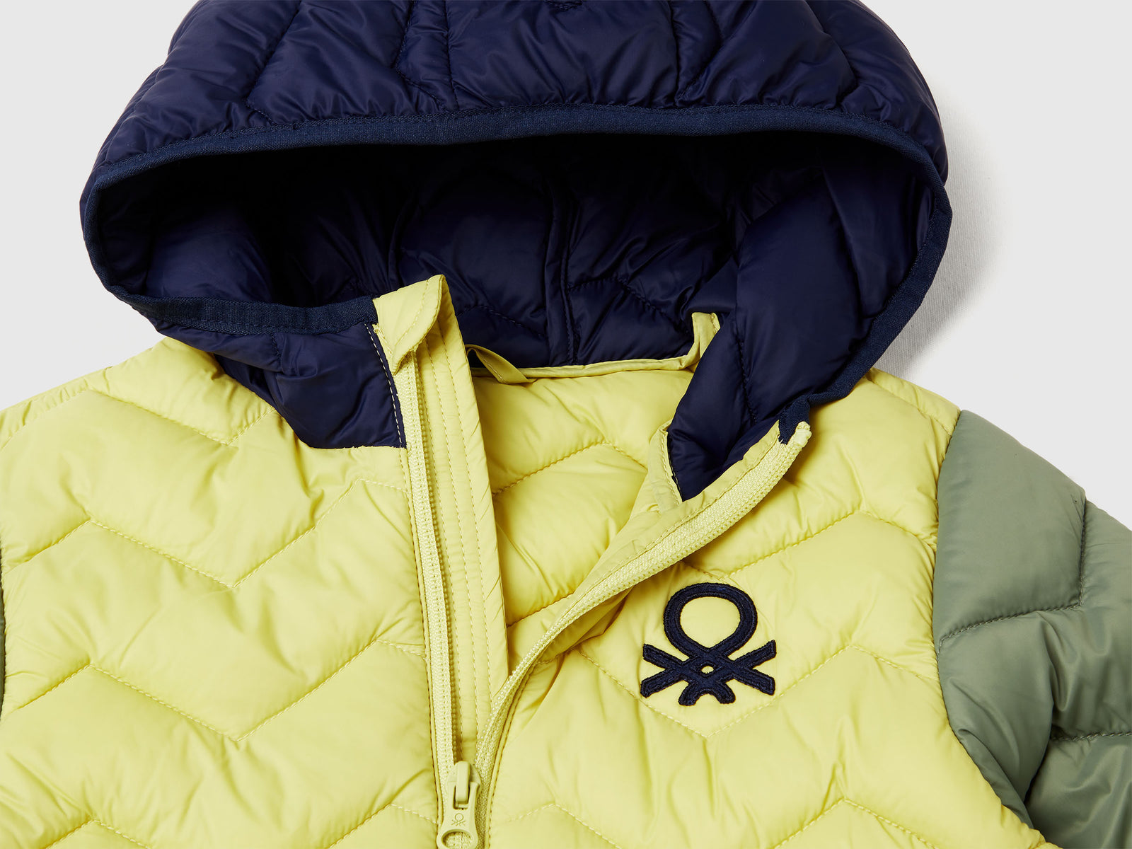Giubbotto imbottito con cappuccio da bimbo verde oliva 3 | Benetton Outlet
