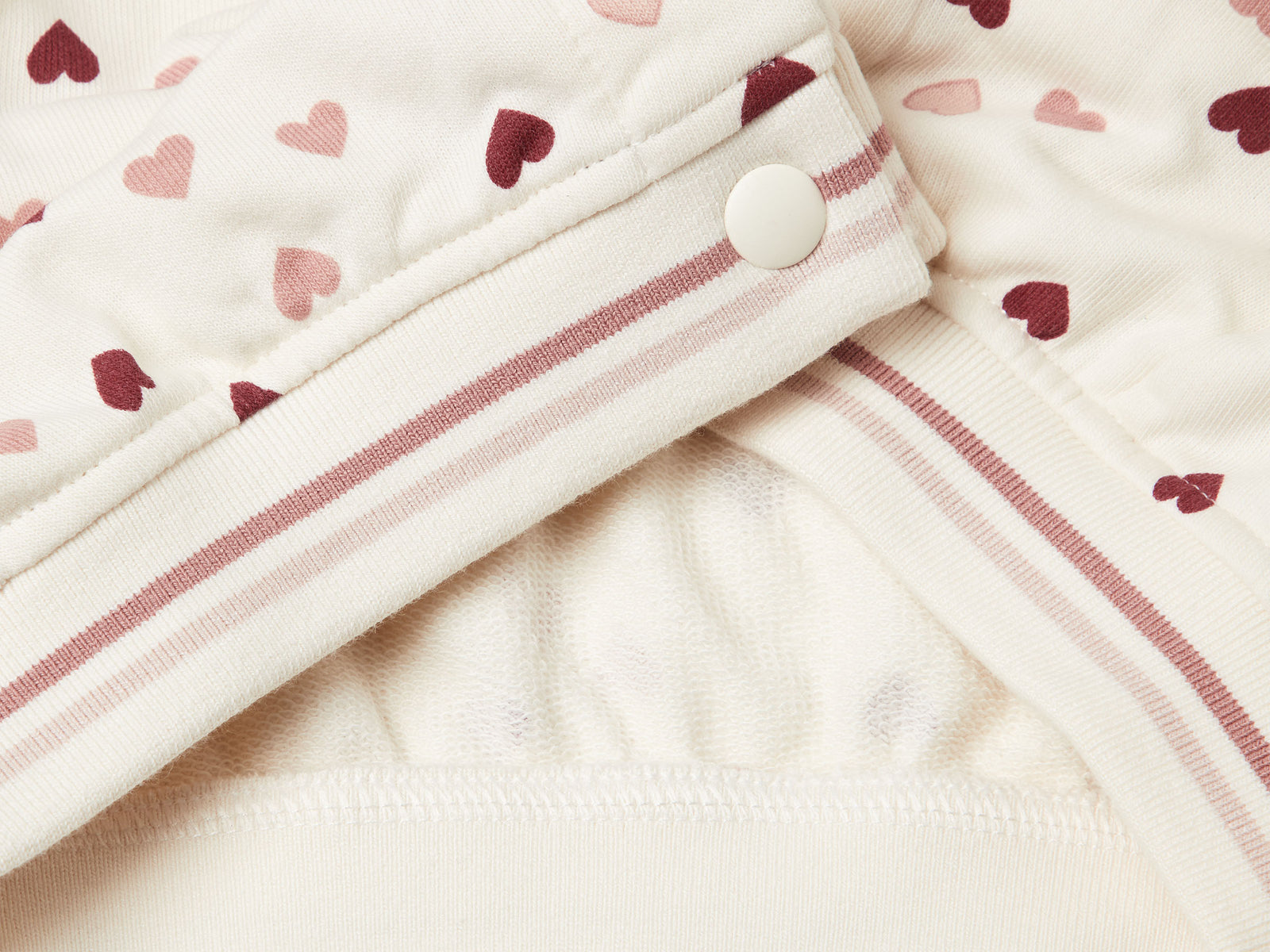 Bomber in felpa con stampa cuori da bimba bianco panna 3 | Benetton Outlet
