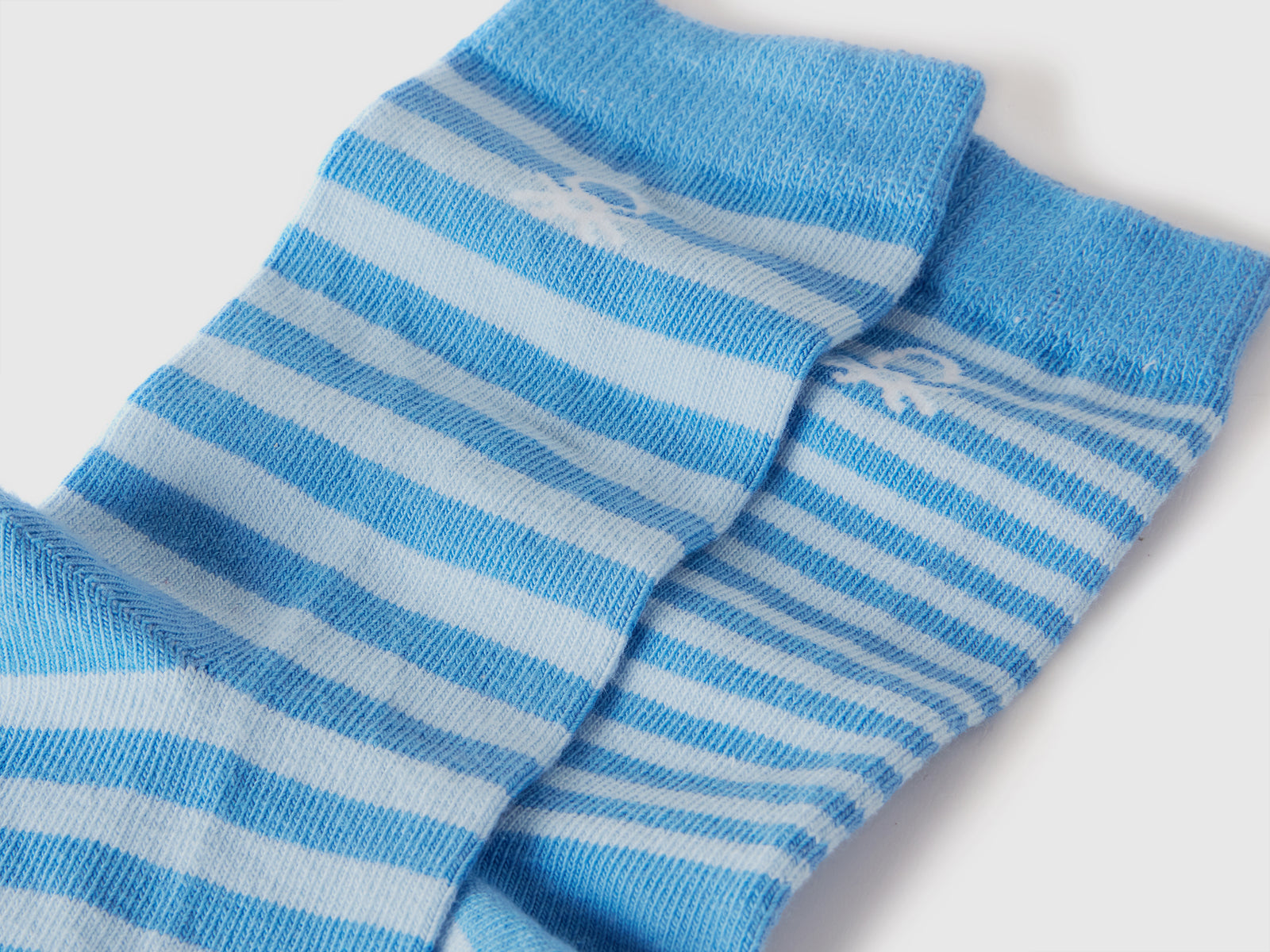 Calzini lunghi mix & match a righe da bambino azzurro 2 | Benetton Outlet