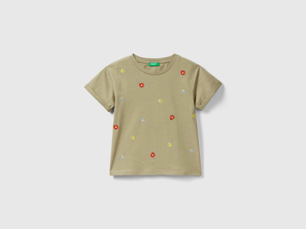 Camiseta con flores bordadas