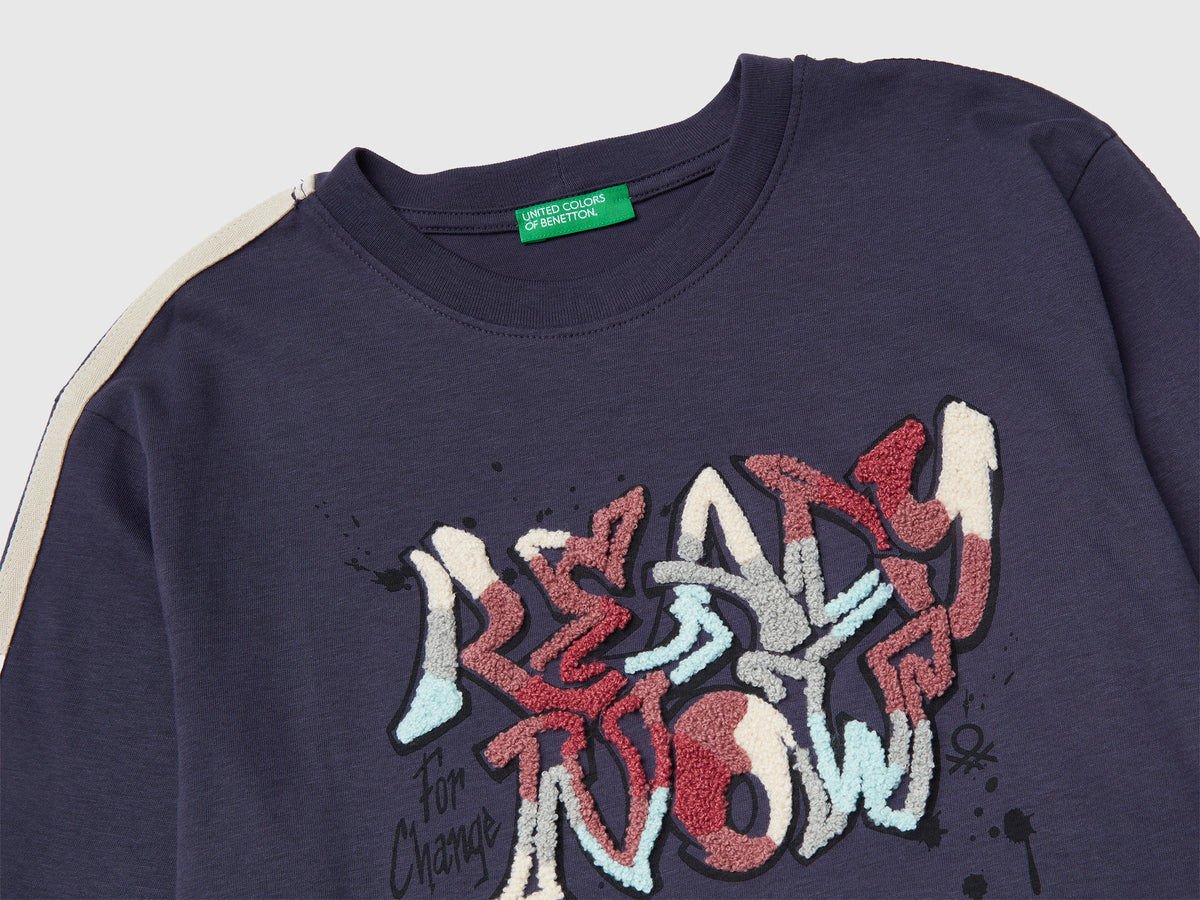 T-shirt con stampa graffiti