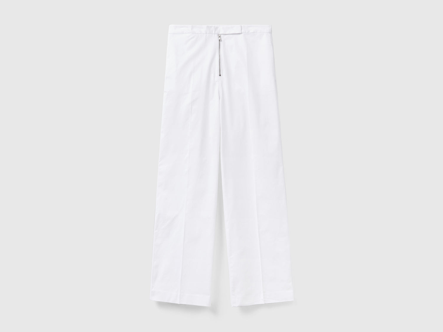 Pantaloni lunghi dal taglio maschile in cotone leggero elasticizzato da donna bianco | Benetton Outlet