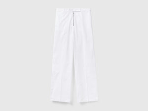 Pantaloni lunghi dal taglio maschile in cotone leggero elasticizzato