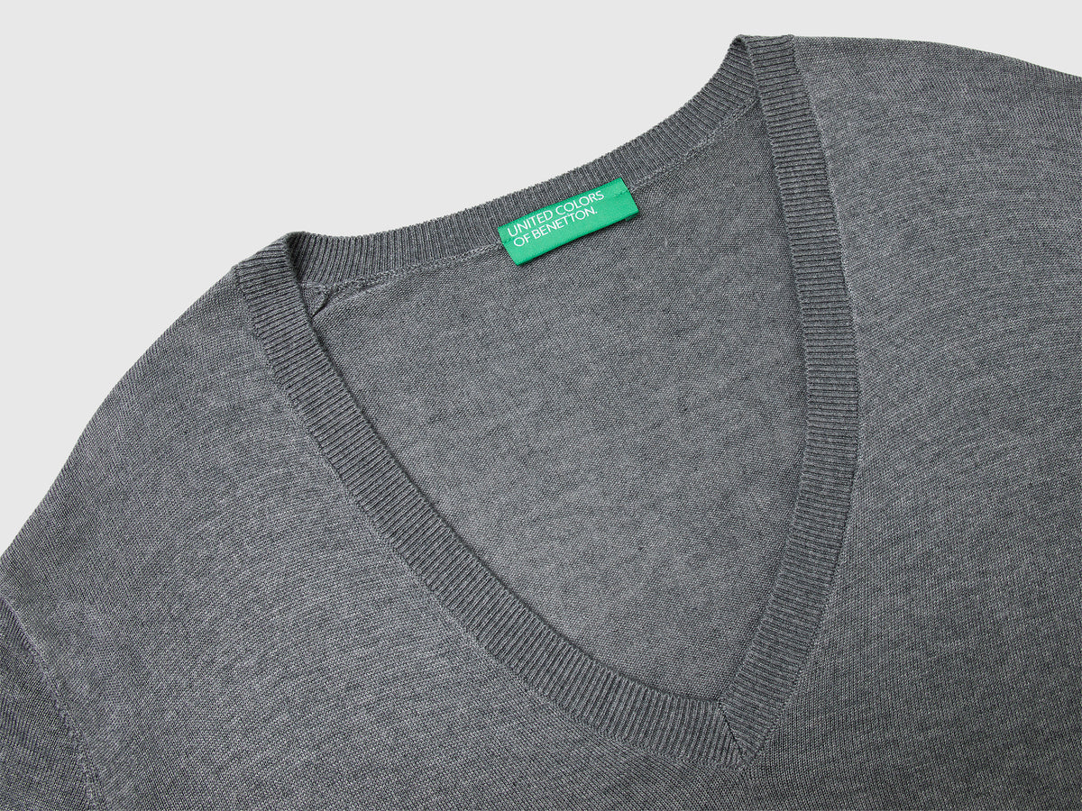 Maglia con scollo a V in misto seta