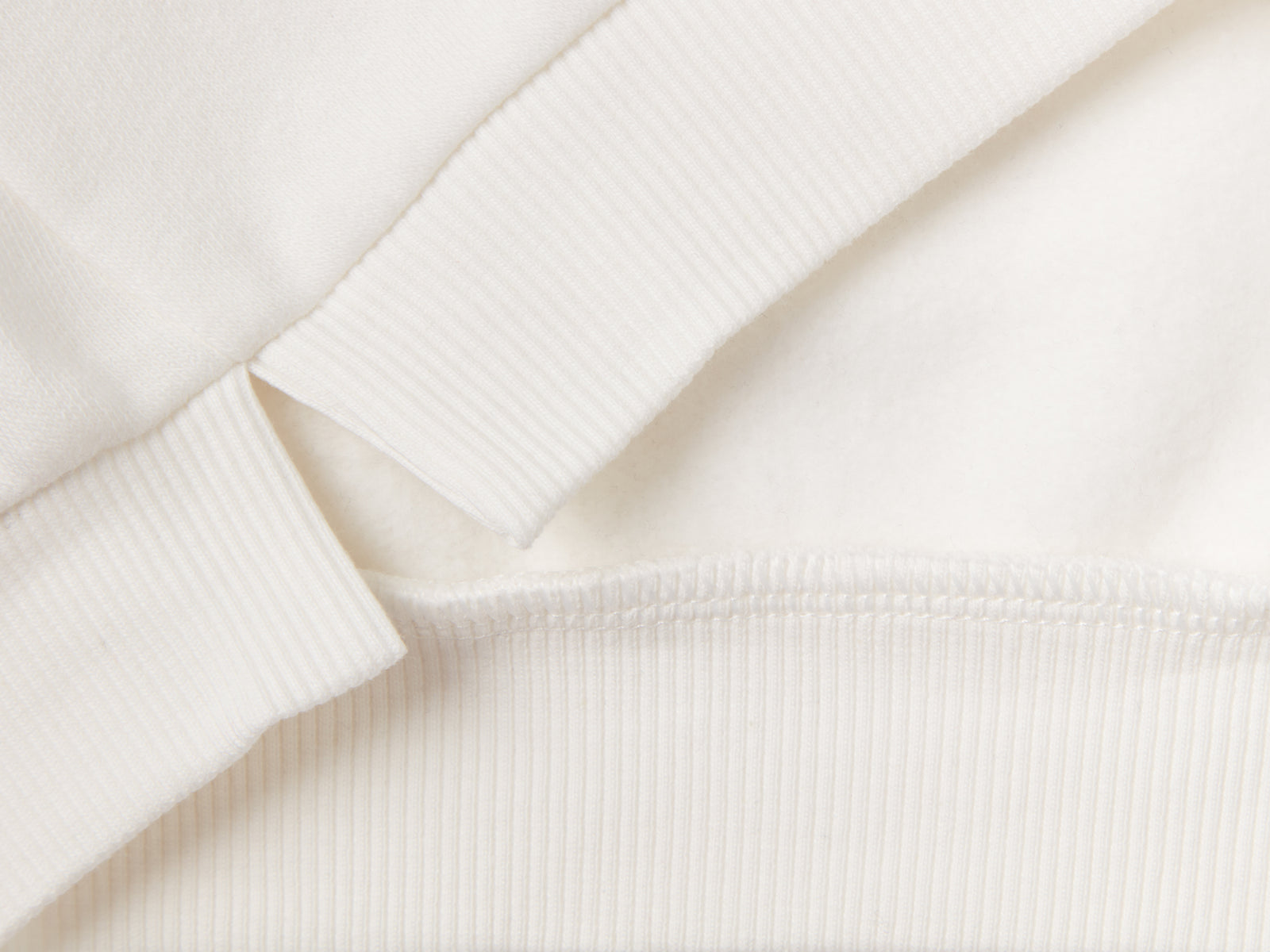 Felpa chiusa con stampa glitter da bimba bianco panna 2 | Benetton Outlet