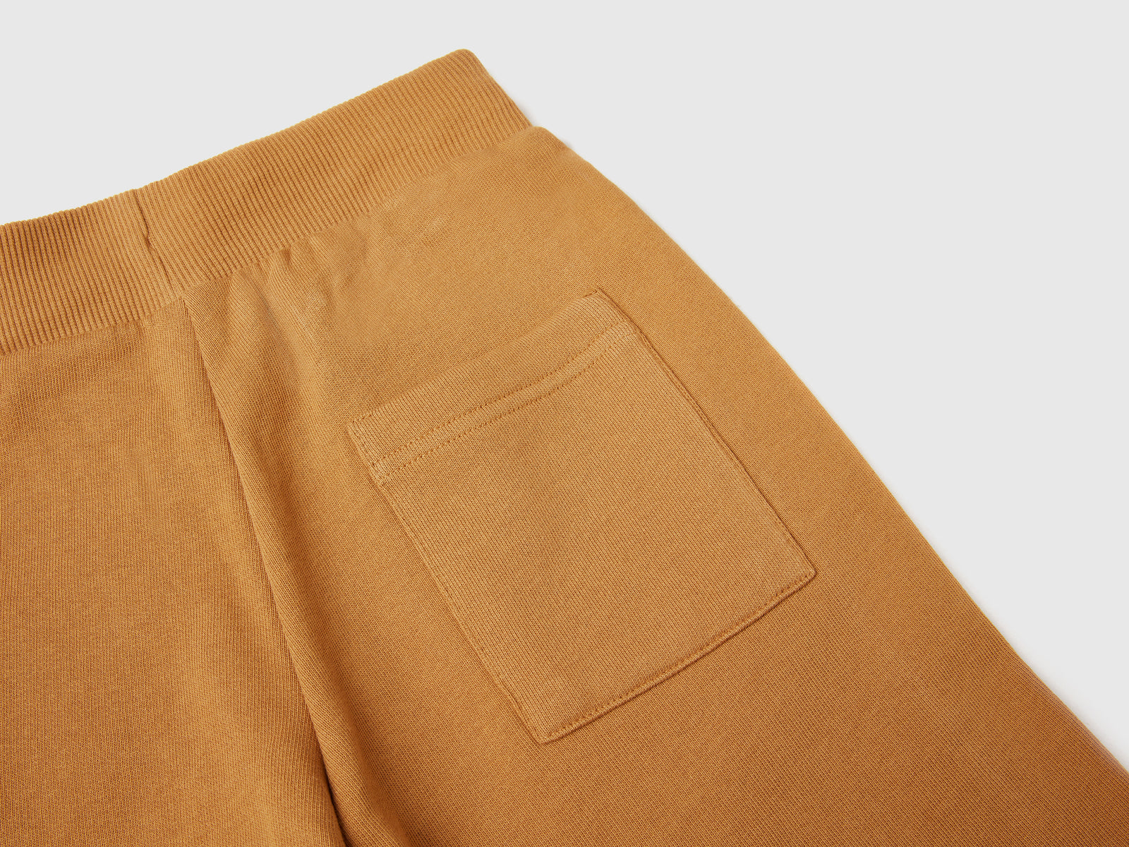 Pantaloni corti in felpa di puro cotone da bambino cammello 2 | Benetton Outlet