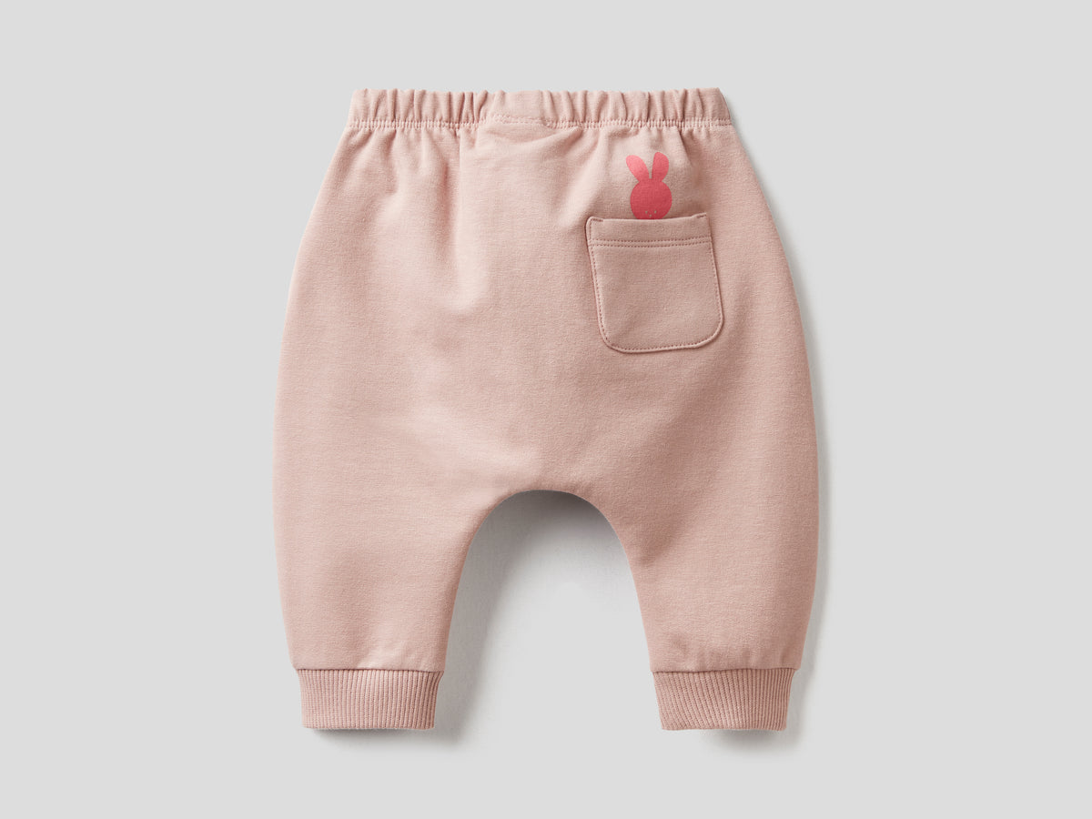 Pantaloni in felpa con taschino e stampa