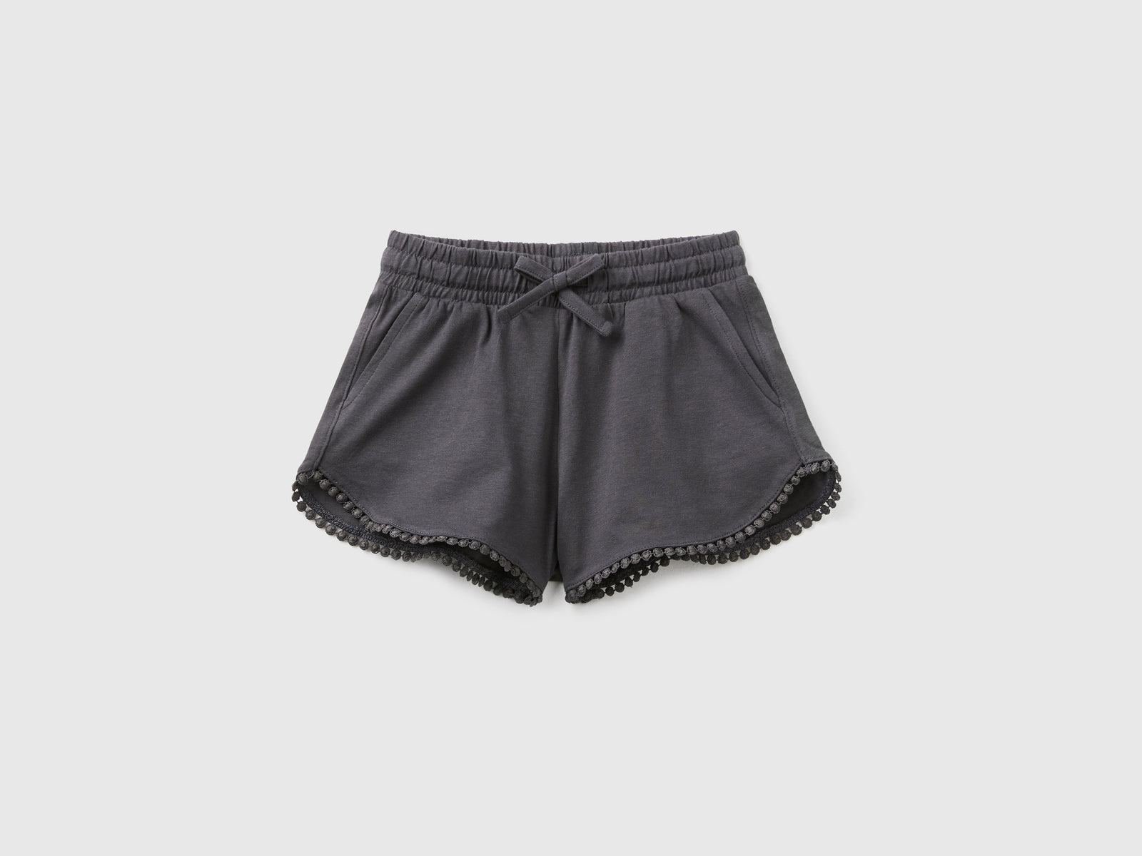 Shorts in puro cotone con dettaglio fettuccia sul fondo da bimba nero | Benetton Outlet