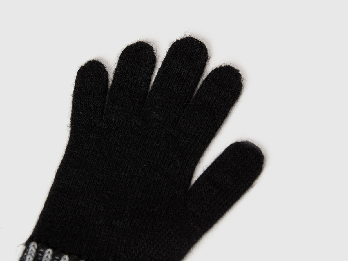 Knitted gloves