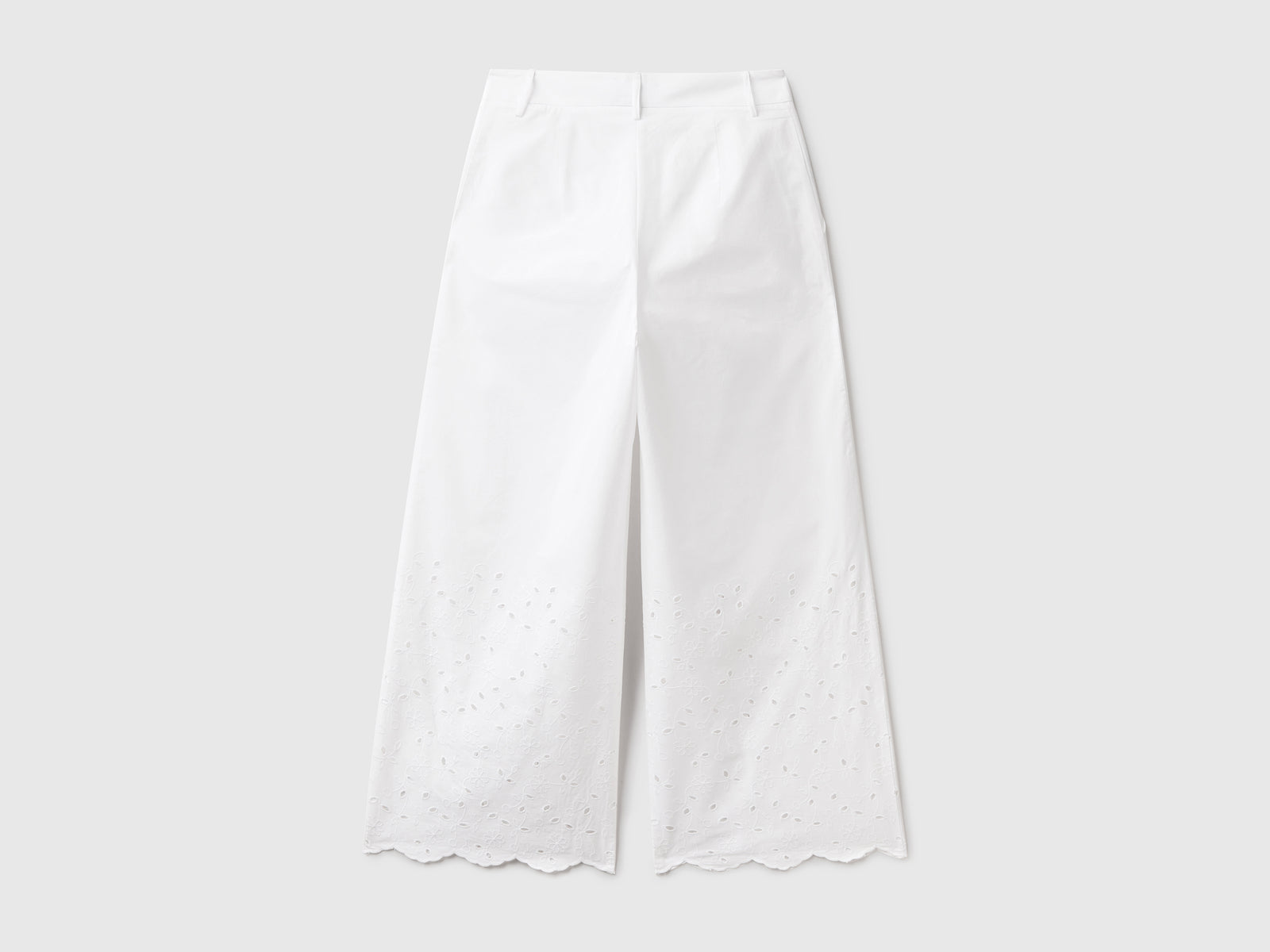 Pantaloni cropped in puro cotone leggero con ricami in sangallo sul fondo da donna bianco 2 | Benetton Outlet