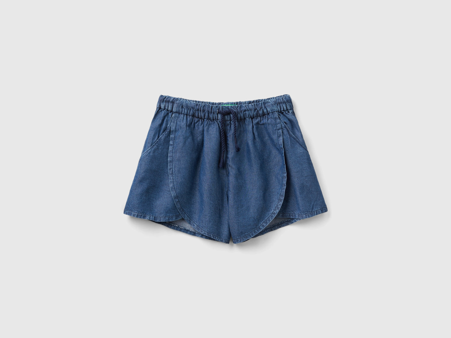 Pantaloni corti in viscosa da bambina blu | Benetton Outlet