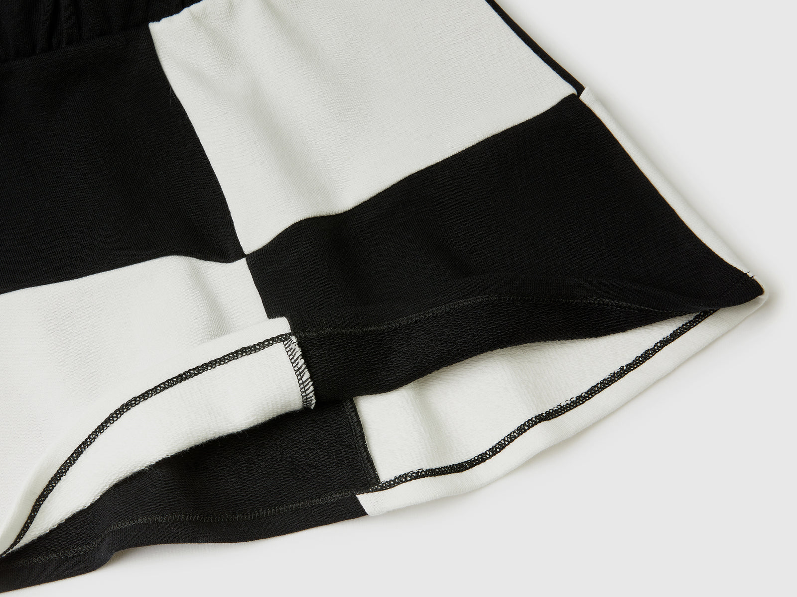 Minigonna con maxi quadri da bambina nero 2 | Benetton Outlet