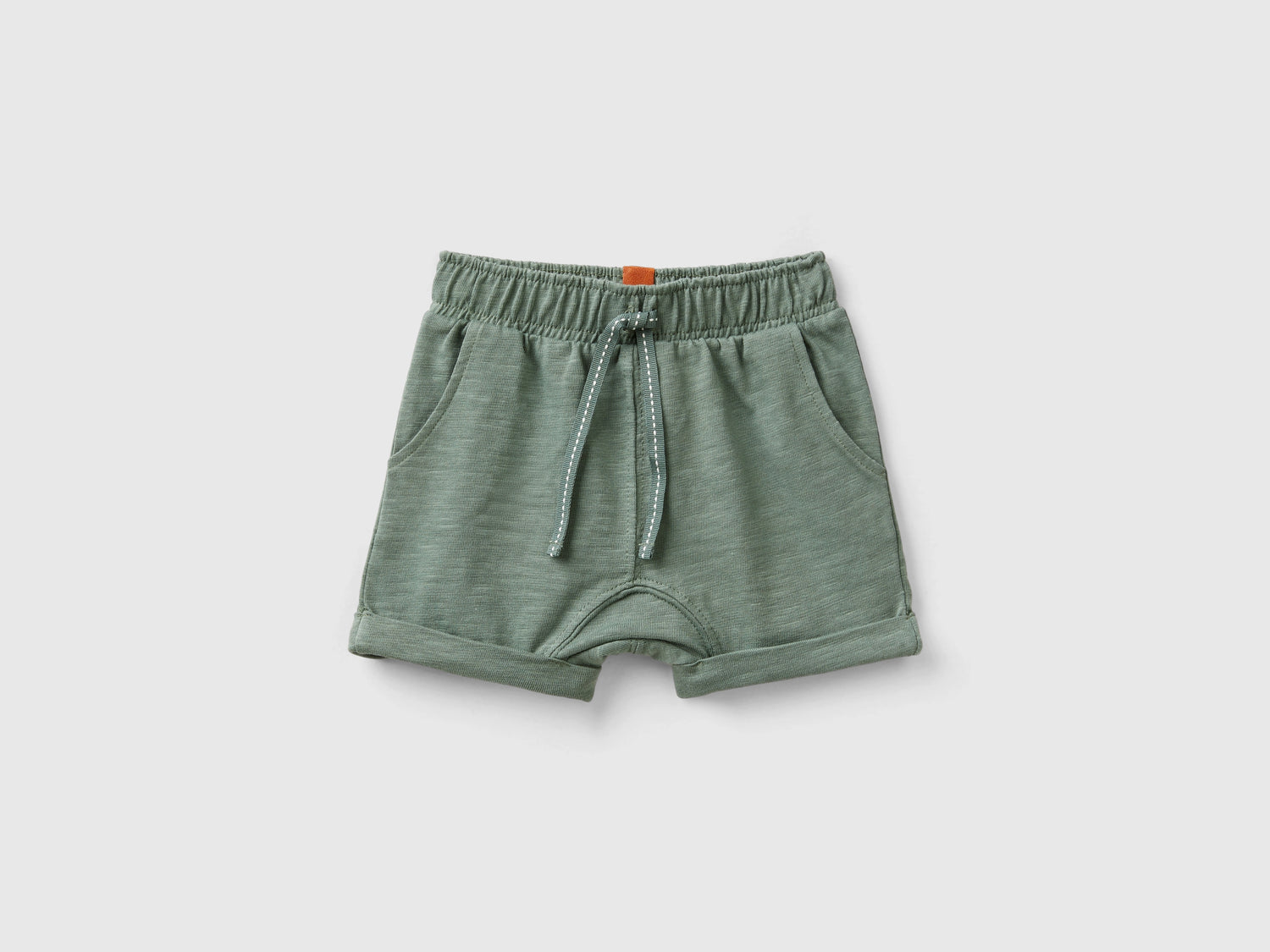 Pantaloni corti in cotone leggero da neonato verde militare | Benetton Outlet