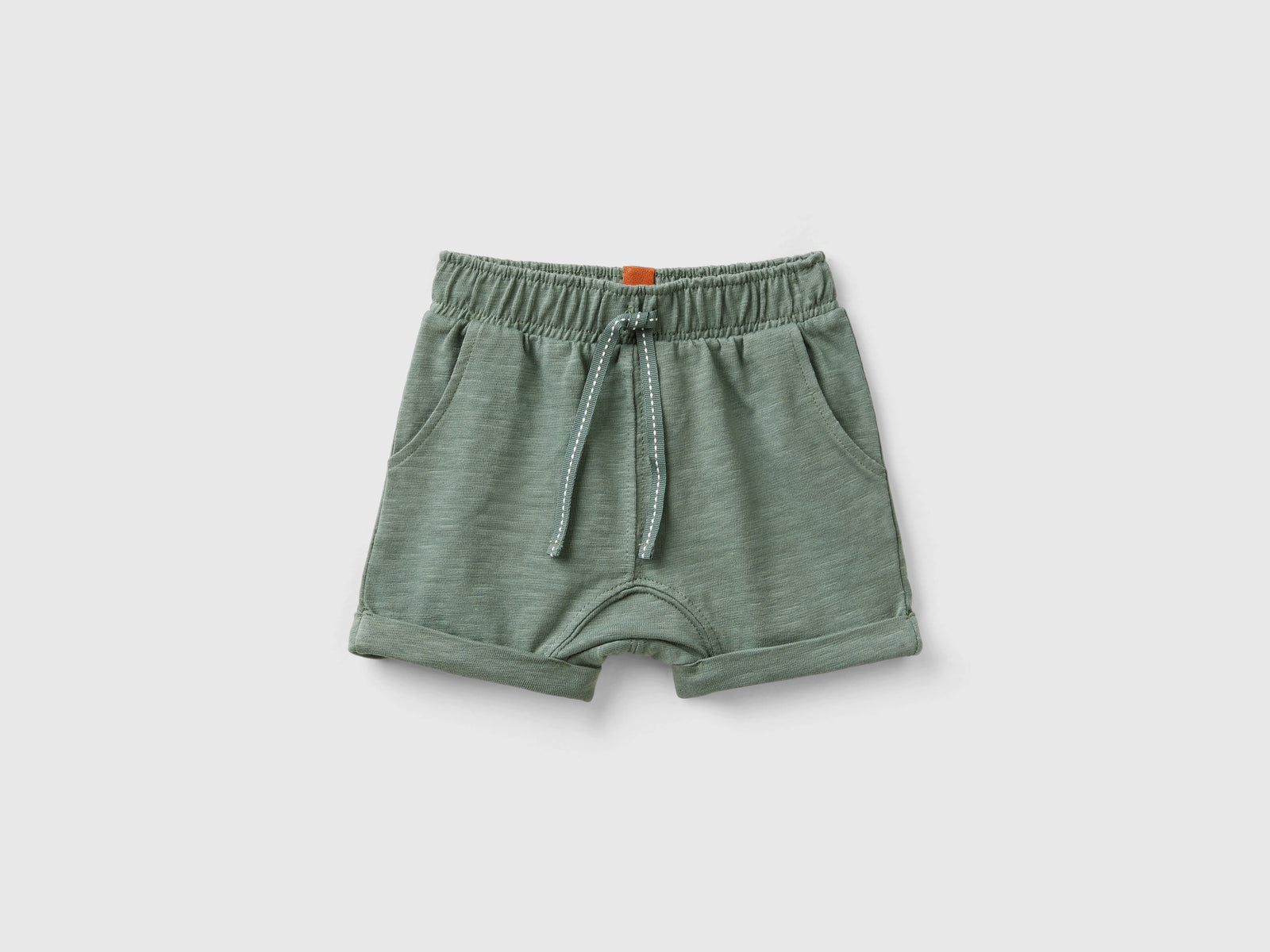 Pantaloni corti in cotone leggero da neonato verde militare | Benetton Outlet