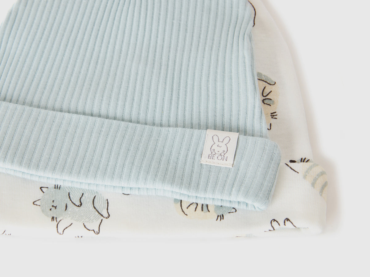 Due cappellini in cotone bio