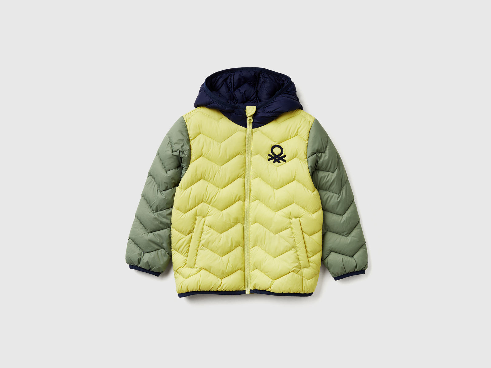 Giubbotto imbottito con cappuccio da bimbo verde oliva | Benetton Outlet