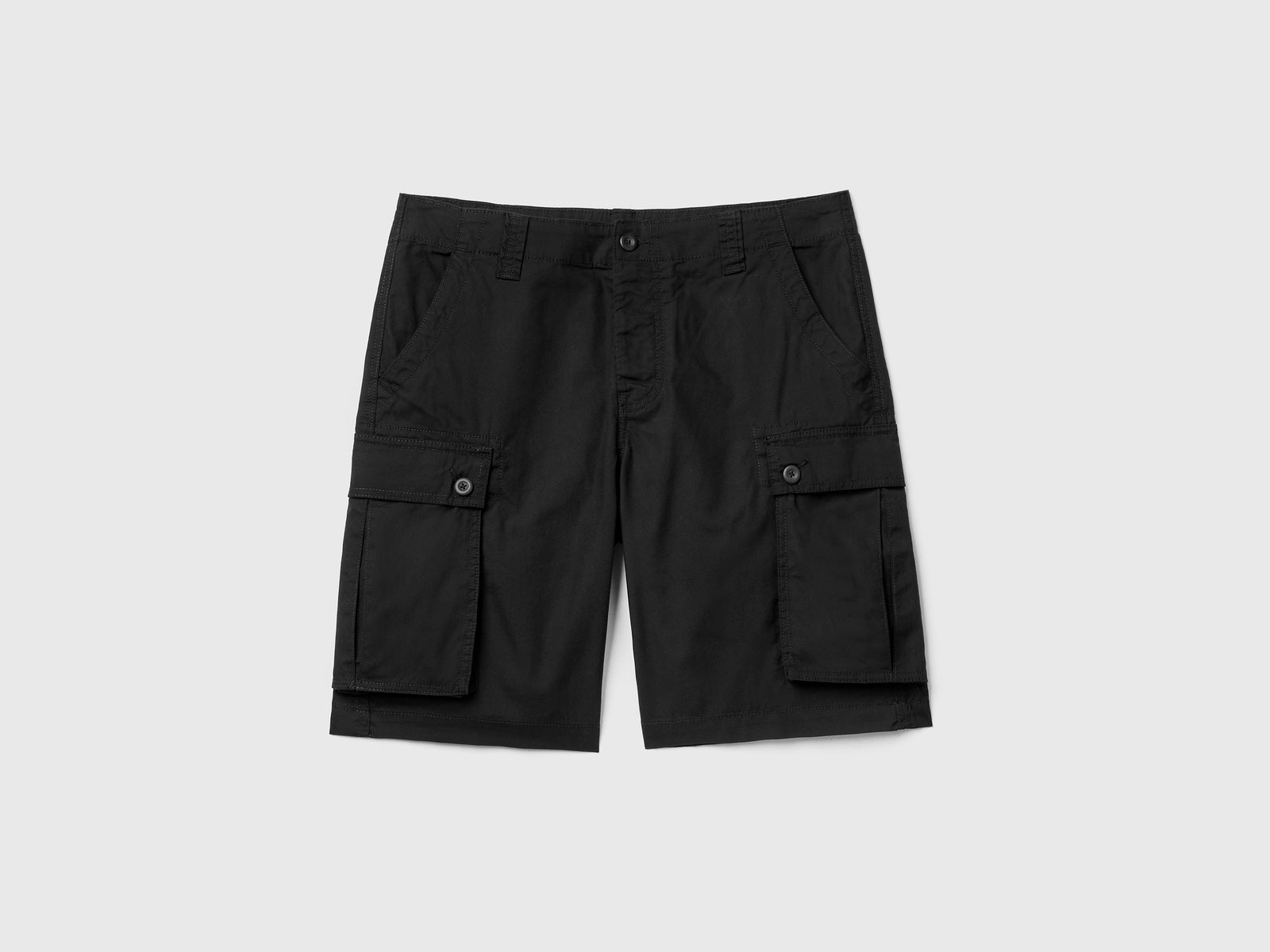 Pantaloni corti modello cargo in canvas di 100% cotone da uomo nero | Benetton Outlet