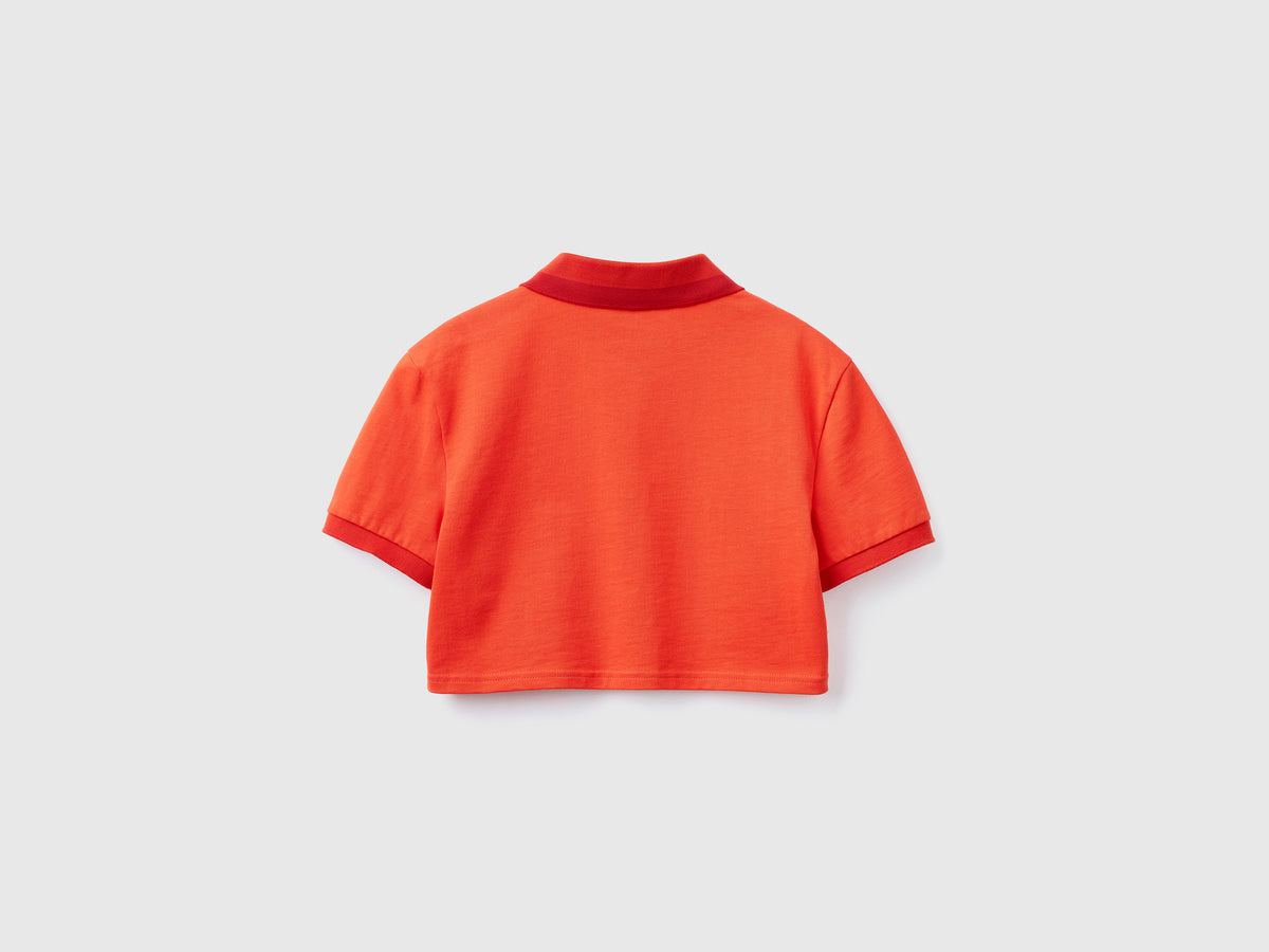 Polo cropped con ricamo frutta