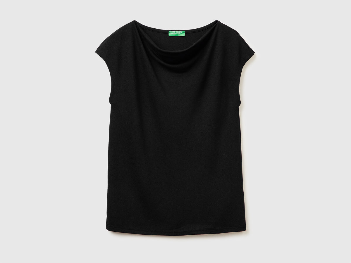 T-shirt smanicata in crêpe