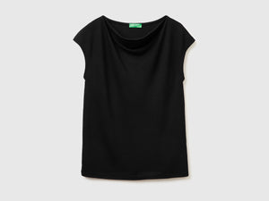 T-shirt smanicata in crêpe