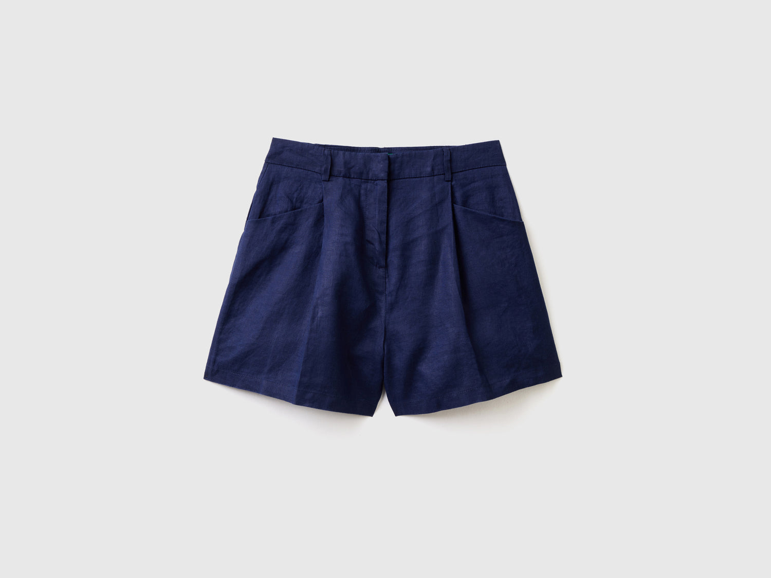 Pantaloni corti con lunghezza a metà coscia e piega frontale da donna blu scuro | Benetton Outlet