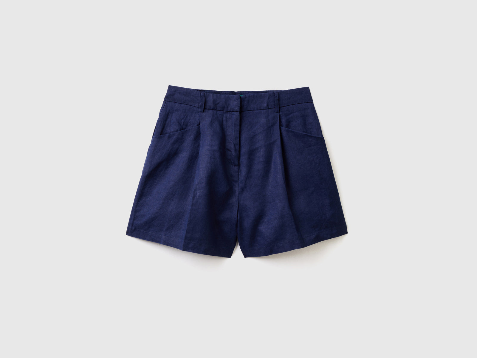 Pantaloni corti con lunghezza a metà coscia e piega frontale da donna blu scuro | Benetton Outlet