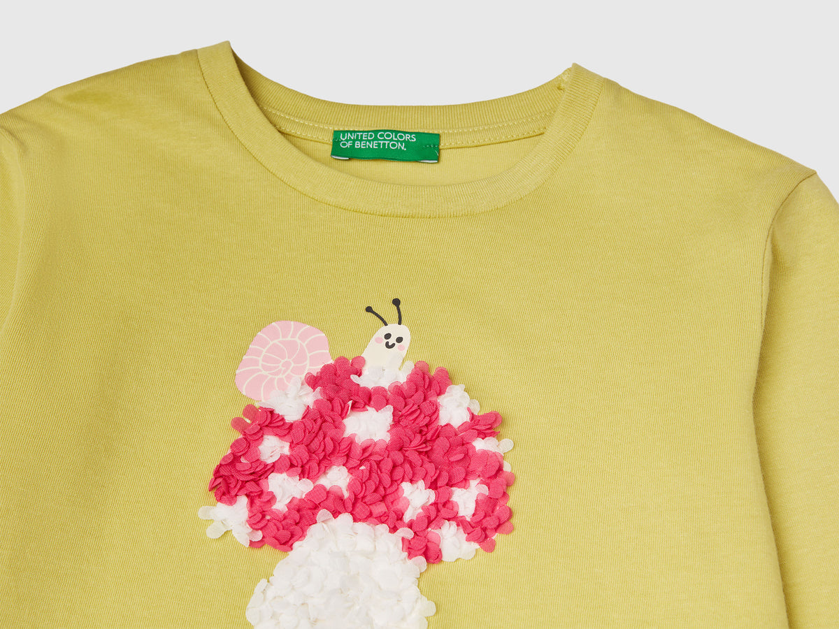T-shirt con applicazione effetto petali