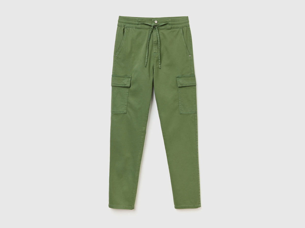 Pantaloni lunghi modello cargo in cotone elasticizzato dalla vestibilità