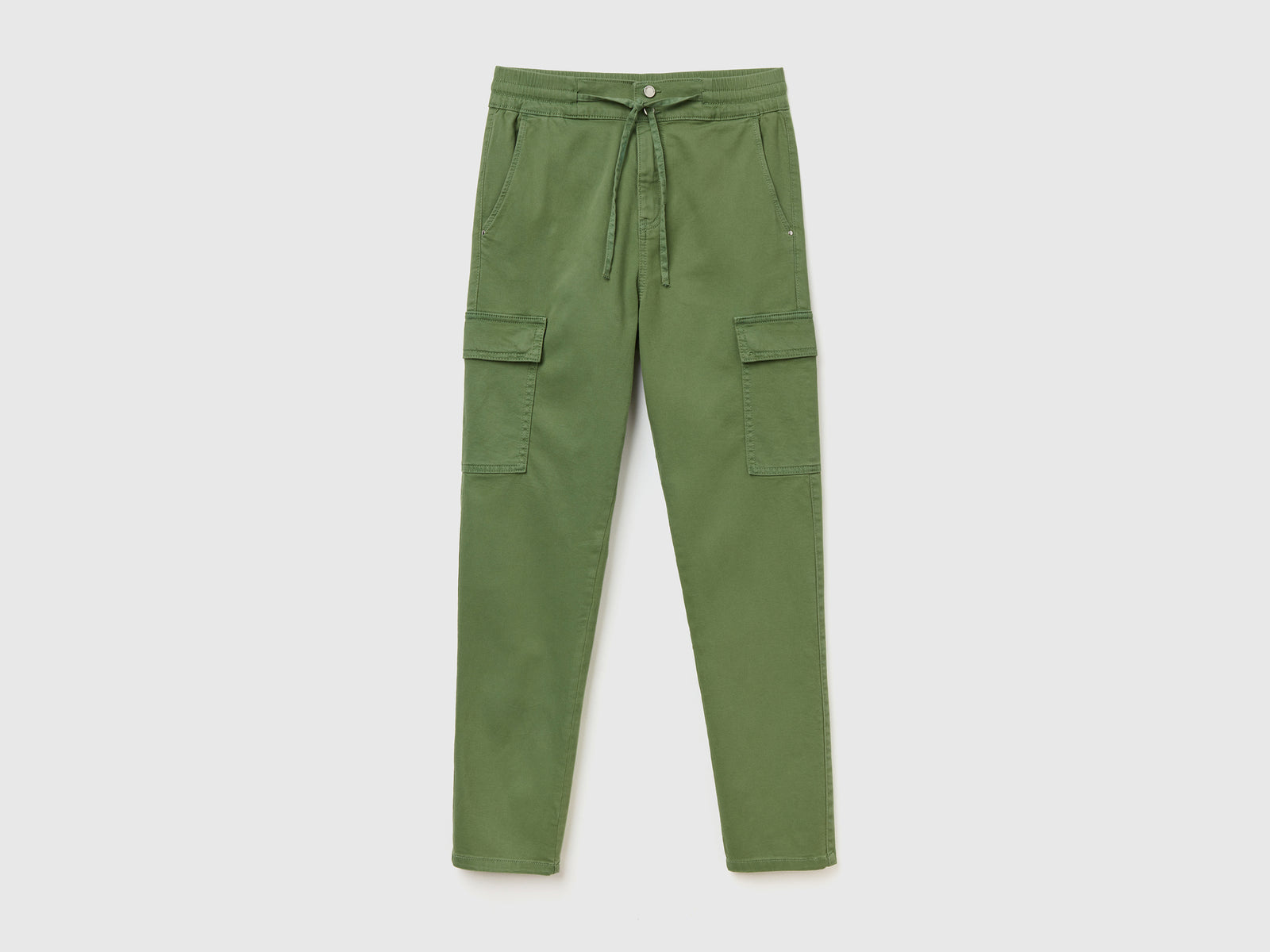 Pantaloni lunghi modello cargo in cotone elasticizzato dalla vestibilità da donna verde | Benetton Outlet