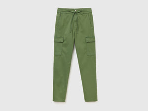 Pantaloni lunghi modello cargo in cotone elasticizzato dalla vestibilità
