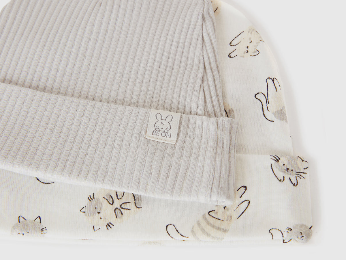 Due cappellini in cotone bio