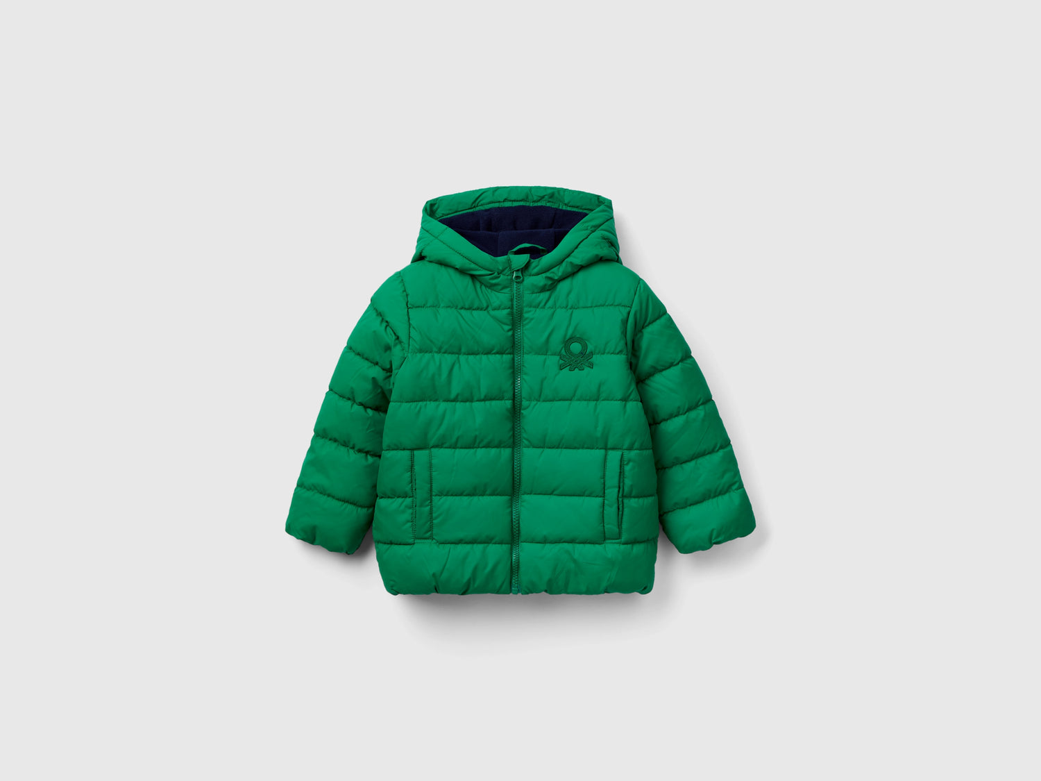 Giubbotto imbottito con cappuccio e logo da bimbo verde | Benetton Outlet