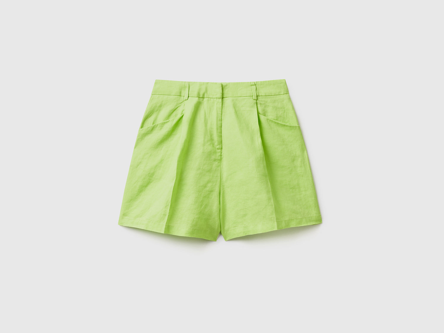 Pantaloni corti con lunghezza a metà coscia e piega frontale da donna verde chiaro | Benetton Outlet