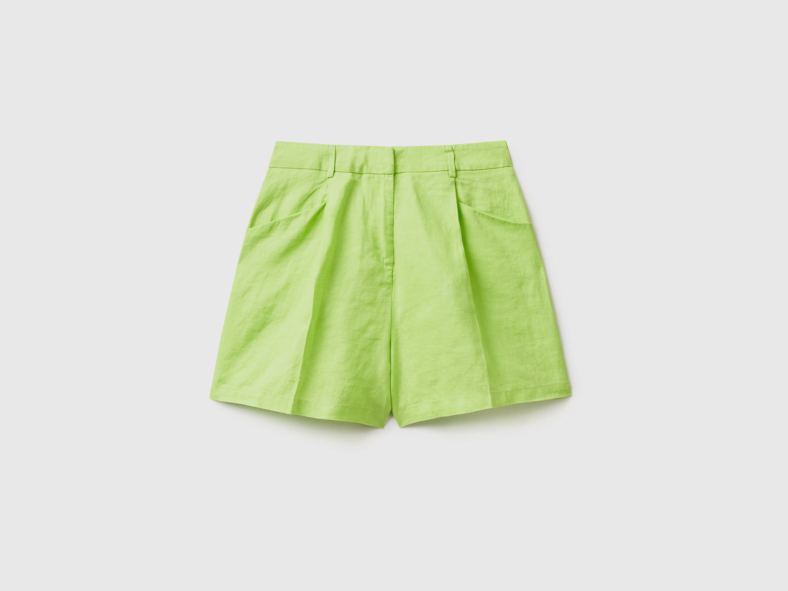 Pantaloni corti con lunghezza a metà coscia e piega frontale da donna verde chiaro | Benetton Outlet