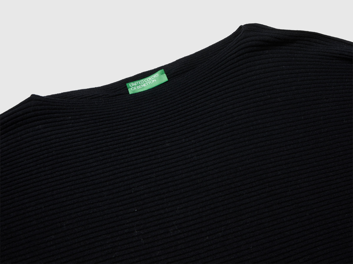 Maglia con scollo a barchetta