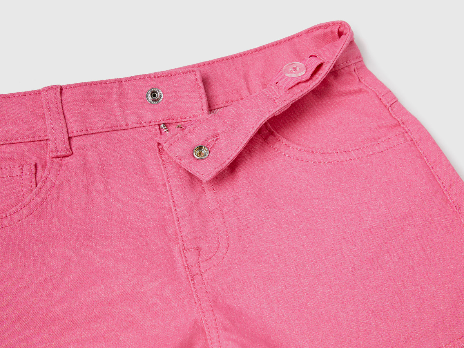 Pantaloni corti cinque tasche in misto cotone elasticizzato da bambina rosa 3 | Benetton Outlet