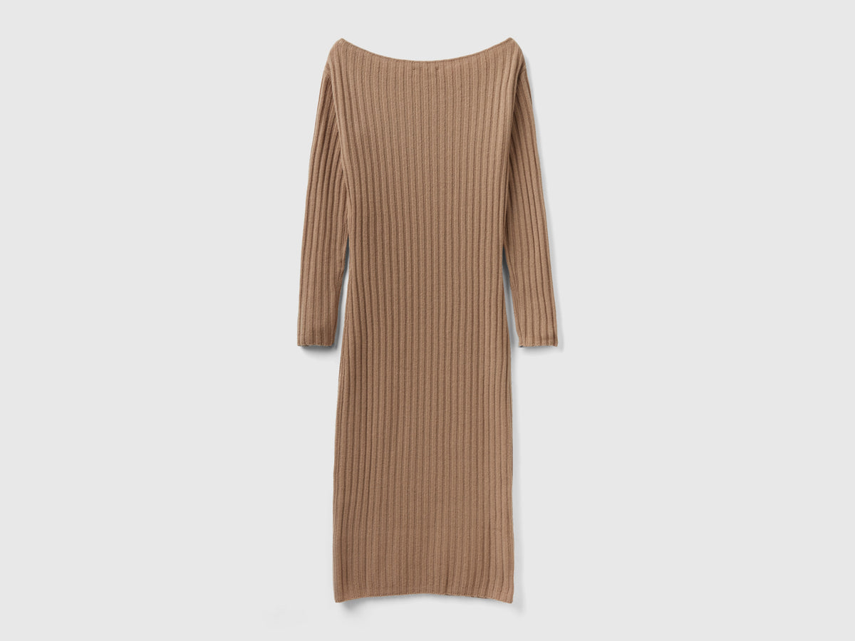 Abito in maglia con scollo a barchetta