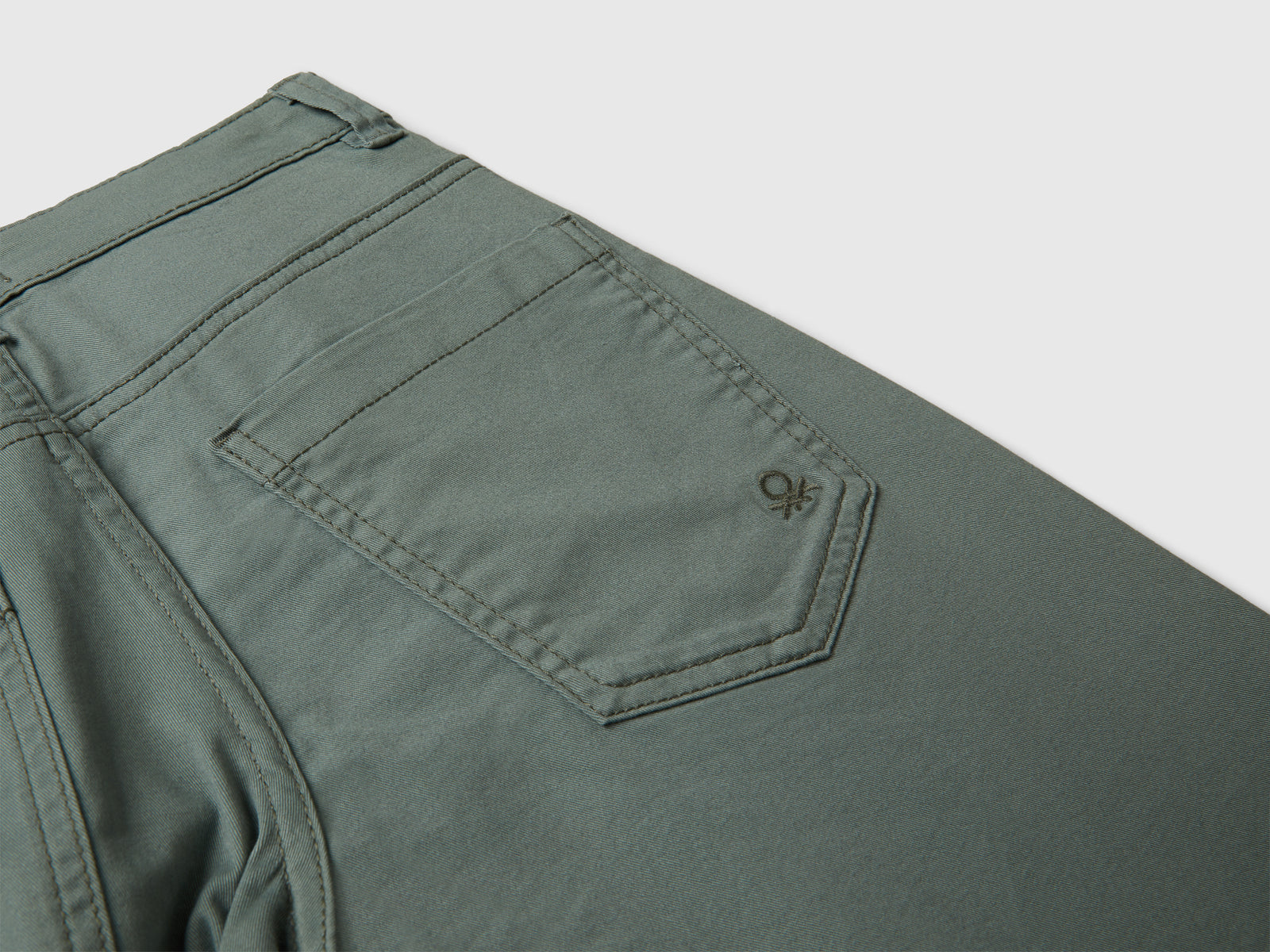 Pantaloni in cotone stretch da bambino verde militare 3 | Benetton Outlet