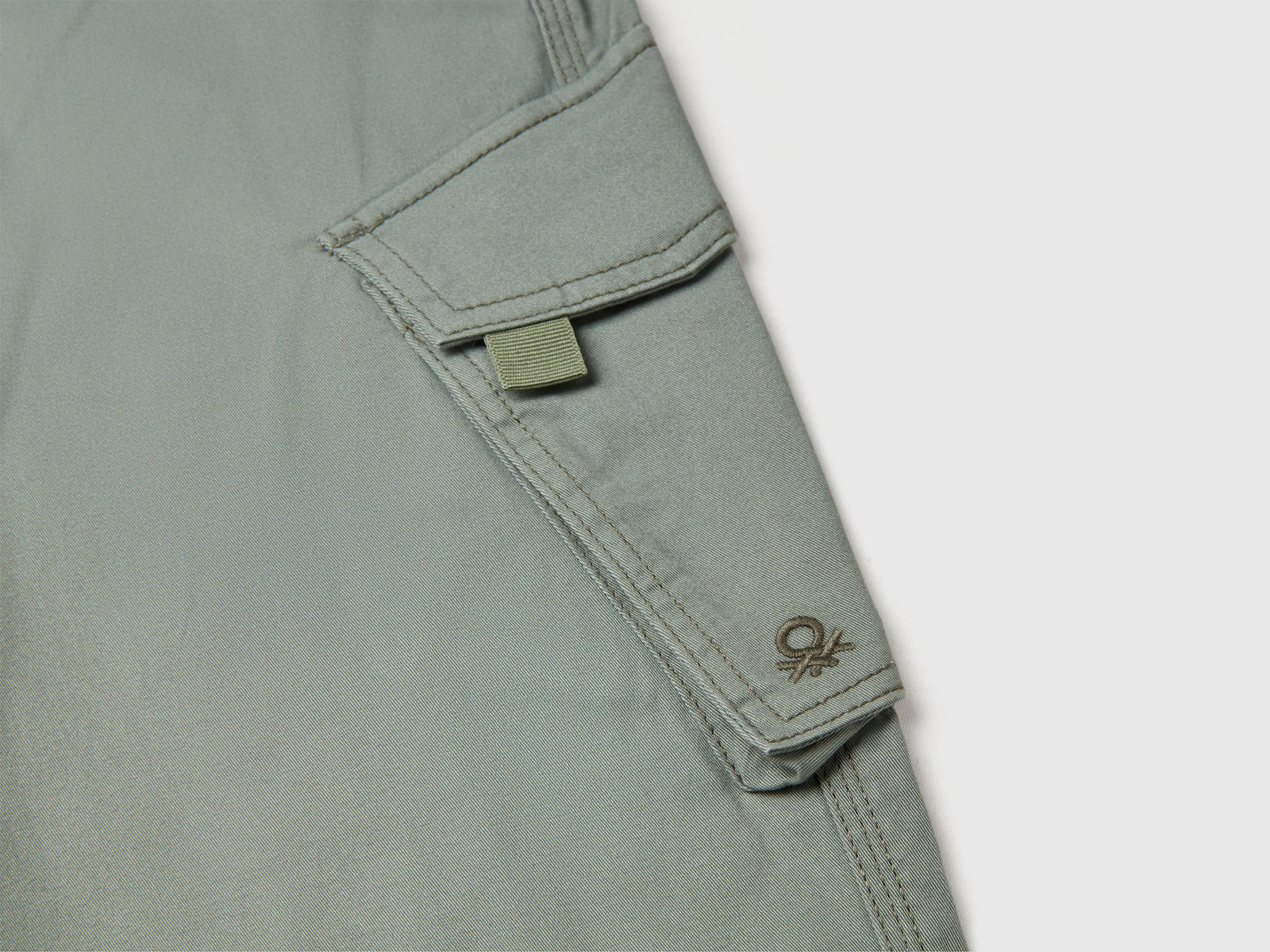 Pantaloni cargo regular fit da bambino verde militare 3 | Benetton Outlet