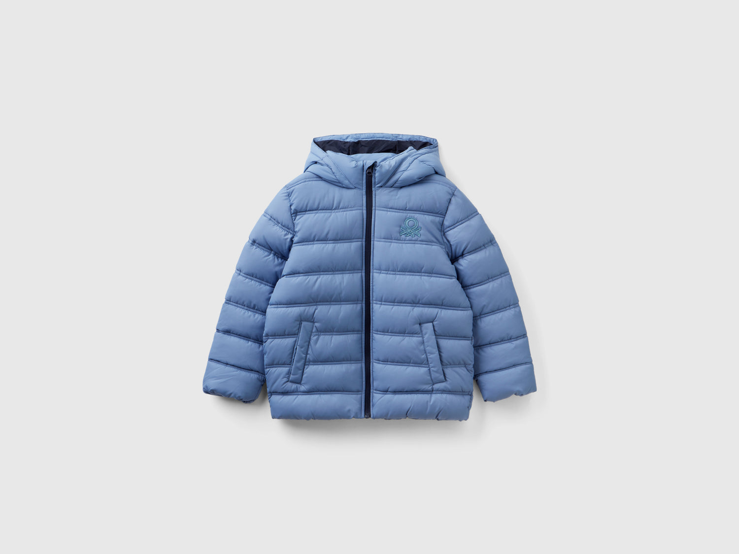 Giubbotto imbottito con cappuccio e logo da bambino azzurro | Benetton Outlet