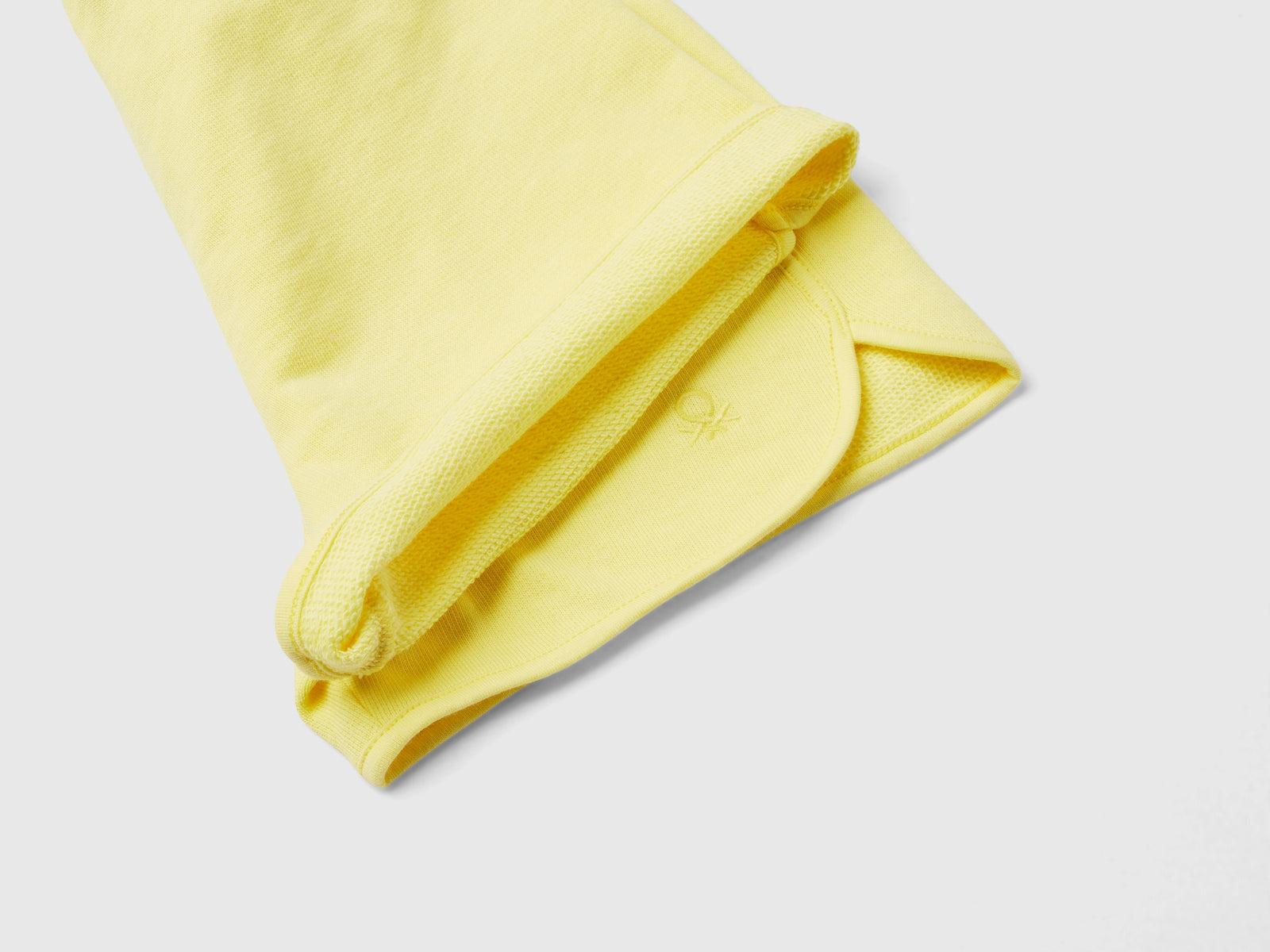 Shorts in felpa 100% cotone bio da bimba giallo 2 | Benetton Outlet